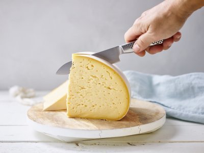Halfharde kaas aansnijden
