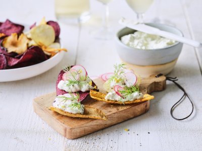 Een hapje van chips? Yes, please. Wij maakten een heerlijke topping op een chipke, eentje van roomkaas afgewerkt met schijfjes radijs en dille. 