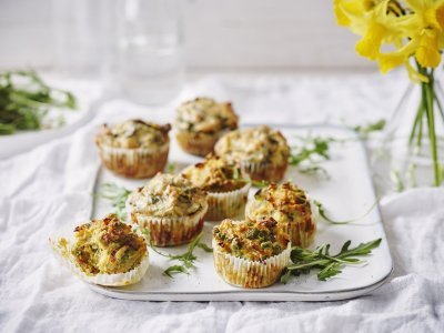 Hartige cupcakes Hartige cupcakes op een dienplateau gepresenteerd. Achteraan staat een vaasje met Narcissen te schitteren.