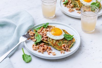 Hartige spinazie-courgettepannenkoekjes met een spiegelei en garnalen. Aangevuld met 2 glazen limonade.