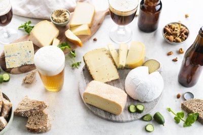 Kaasschotel met bier en groentjes In beeld zie je enkele schotels gevuld met Belgische kazen. Wij serveren hen met noten, brood, komkommerschijfjes, waterkers, mosterd en aangepaste bieren.