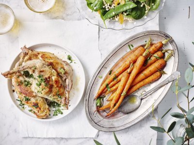 Hedendaags recept met konijn? Check. De bouten worden gepresenteerd met gegrilde wortellen uit de oven en een parelcouscoussalade die rijk is aangevuld met groenten. 