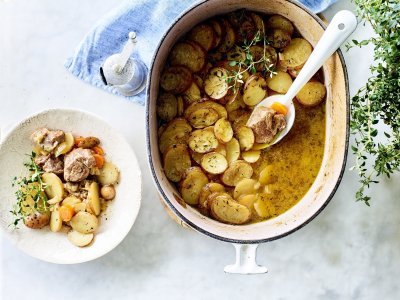 Lamsstoofpot onder krokante aardappelschijfjes Stoofpotje met lamsvlees staat klaar op tafel om uit geschept te worden. Bovenop de stoofpot ligt een laagje krokante aardappelschijfjes. Deze stoofpot noemt men Lancashire hotpot.