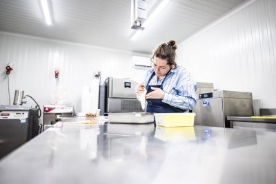 In het ijsatelier bij Hoeve Macarel In het ijsatelier bij Hoeve Macarel