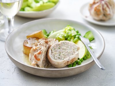 Mini-kalkoenrollade met melting potatoes en groene salade Een pakje op je bord, dat mag je letterlijk nemen. We maakten van de kalkoenlapjes kleine pakjes gevuld met gehakt, noten en berloumi. We serveren hem met een frisgroene salade van erwtjes, komkommer en sla. En daarbij boterpatatjes of melting potatoes, mmm.