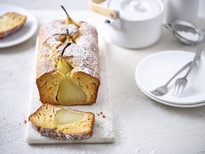 Perencake Een traditionele cake staat op de tafel, en toch is hij specialer dan een andere cake. We maakten een perencake met volledige peertjes erin. Inderdaad, volledige peren, met steeltje en al piepen uit de cake omdat ze rechtop in het beslag werden gezet.