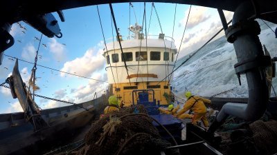 Vissersschip op zee