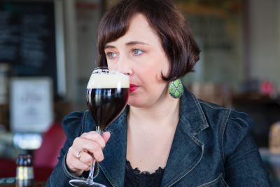 Sofie Vanrafelghem proeft bier Sofie Vanrafelghem proeft bier