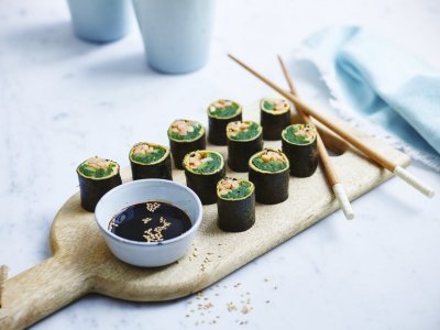 Sushi met garnalen en omelet