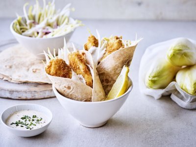 Taco met gepaneerde visreepjes en frisse witloofsalade Taco met gepaneerde visreepjes en frisse witloofsalade