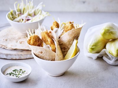 Taco met gepaneerde visreepjes en frisse witloofsalade