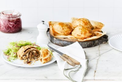 Vol-au-vent taartjes Achterin de foto staat een schaal met hierop 3 vol-au-vent taartjes. Vooraan in het beeld ligt er één taartje aangesneden. Met wat sla erbij en ingemaakte rode ui.