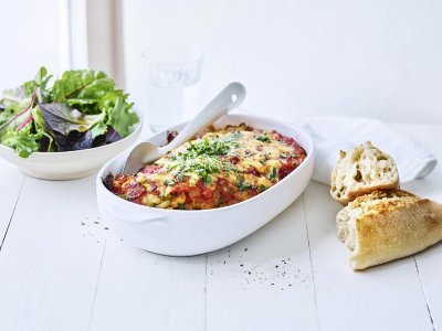 Aardappelgratin met aubergine, courgette en tomatensaus