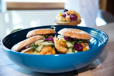 Bagel met gefrituurde pladijs, verse groenten en een frisse tartaar