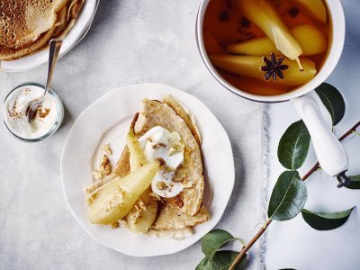 Boekweitpannenkoeken met gepocheerde peer Boekweitpannenkoeken met gepocheerde peer
