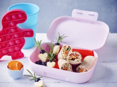 Boterhamrolletjes met fruitspiesjes Boterhamrolletjes met fruitspiesjes