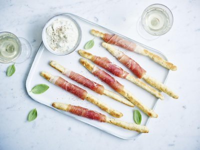 Broodstengels met gedroogde ham en dip van blauwe schimmelkaas Broodstengels met gedroogde ham en dip van blauwe schimmelkaas