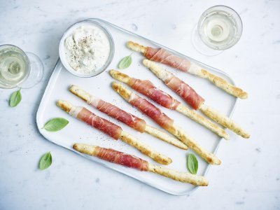 Broodstengels met gedroogde ham en dip van blauwe schimmelkaas