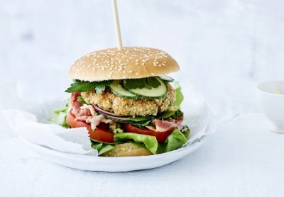 Burger met homemade krabkoekje, bacon en verse groenten Burger met homemade krabkoekje, bacon en verse groenten