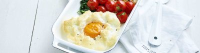 Cloud eggs met gebakken spinazie, tomaat en champignons