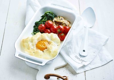 Cloud eggs met gebakken spinazie, tomaat en champignons Cloud eggs met gebakken spinazie, tomaat en champignons