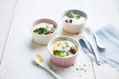 Cocotte-eitje met brocolli en kastanjechampignons