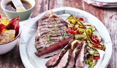 Entrecôte met groentechips en gegrilde groenten