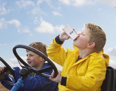 Jongens fietsen in de zon