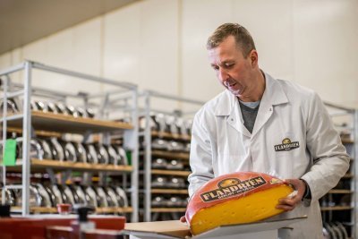 Kaas wordt verpakt - © beeld: Flandrien Kaas wordt verpakt