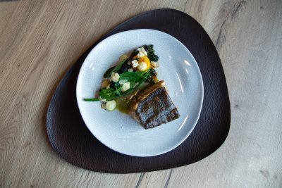 Gebakken pladijs met vel, samen met gegrilde broccoli, gebakken aardappel Gebakken pladijs met vel, samen met gegrilde broccoli, gebakken aardappel