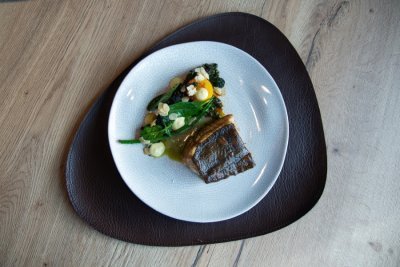 Gebakken pladijs met vel, samen met gegrilde broccoli, gebakken aardappel