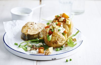 Gepofte aardappel met groenten en schelvis