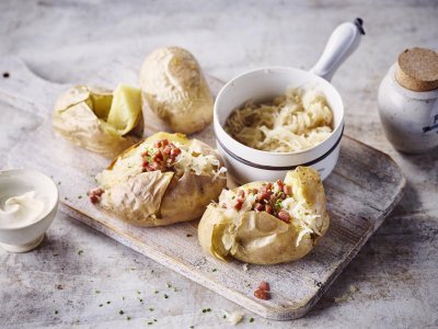 Gepofte aardappel met zuurkool en rookworst Gepofte aardappel met zuurkool en rookworst