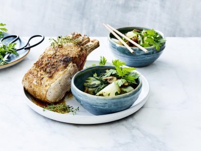 Geroosterd varkenskroontje met gestoofde paksoi Geroosterd varkenskroontje met gestoofde paksoi