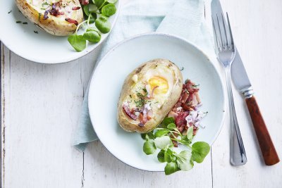 Gevulde aardappel in de schil met ei, kaas en spekjes Gevulde aardappel in de schil met ei, kaas en spekjes