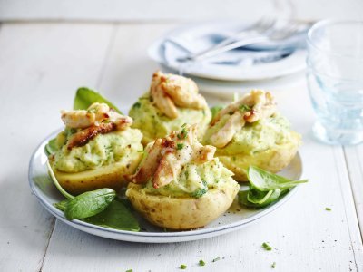 Gevulde aardappel met broccoli en kipblokjes