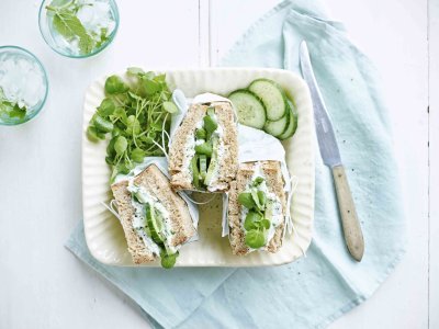 Groene groenteboterham met komkommer Groene groenteboterham met komkommer
