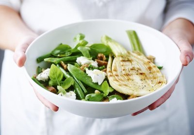 Salade met geroosterde venkel, bonen, peulen en geitenkaas