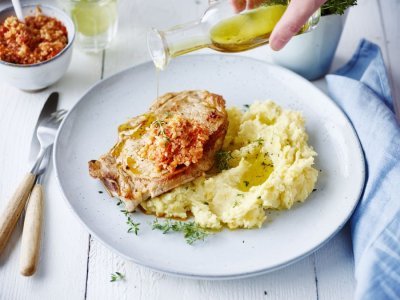 Kalfskotelet met tomatenpesto en raapjespuree Kalfskotelet met tomatenpesto en raapjespuree