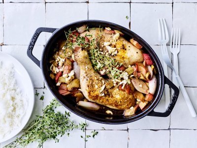 Kippenbouten in de oven met rabarber