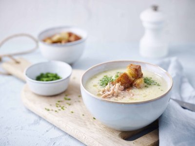 Knolseldersoep met croutons en verse garnalen Knolseldersoep met croutons en verse garnalen