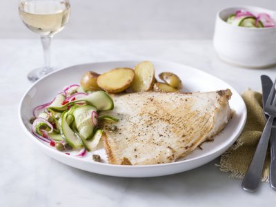 Krokante roggevleugel met gebakken krieltjes en zoetzure komkommersalade Krokante roggevleugel met gebakken krieltjes en zoetzure komkommersalade
