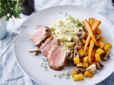Lamskroon met pastinaakpuree en pompoen in de oven Lamskroon met pastinaakpuree en pompoen in de oven
