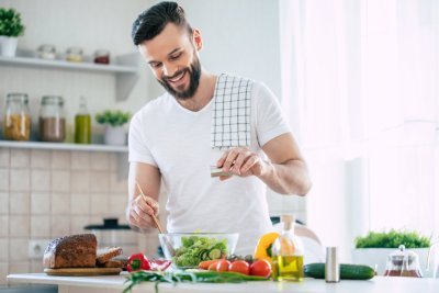 man kookt in de keuken man kookt in de keuken