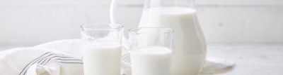 Man drinkt melk na het sporten Man drinkt melk na het sporten