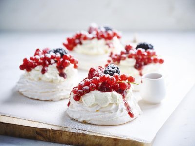 Meringues met rood fruit Meringues met rood fruit