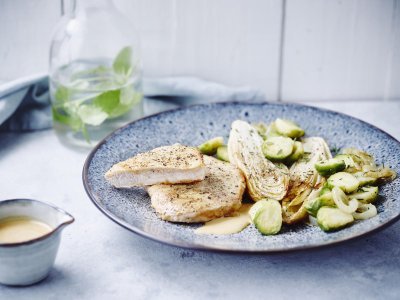 Mignonnette met mosterdsaus, spruitjes en gebraiseerd witloof