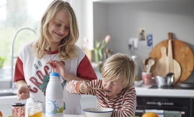Kinderen bij het ontbijt Kinderen bij het ontbijt