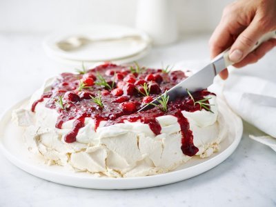 Pavlova met veenbessen en rozemarijn Pavlova met veenbessen en rozemarijn