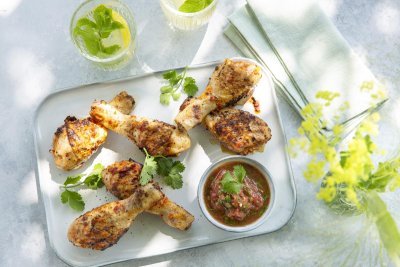 Piri Piri drumsticks met een tomatensaus en koriander